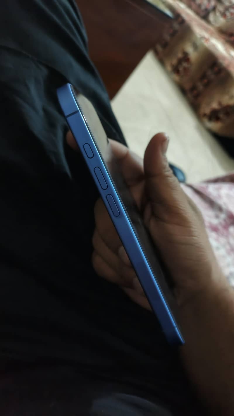 Apple iPhone 16 2