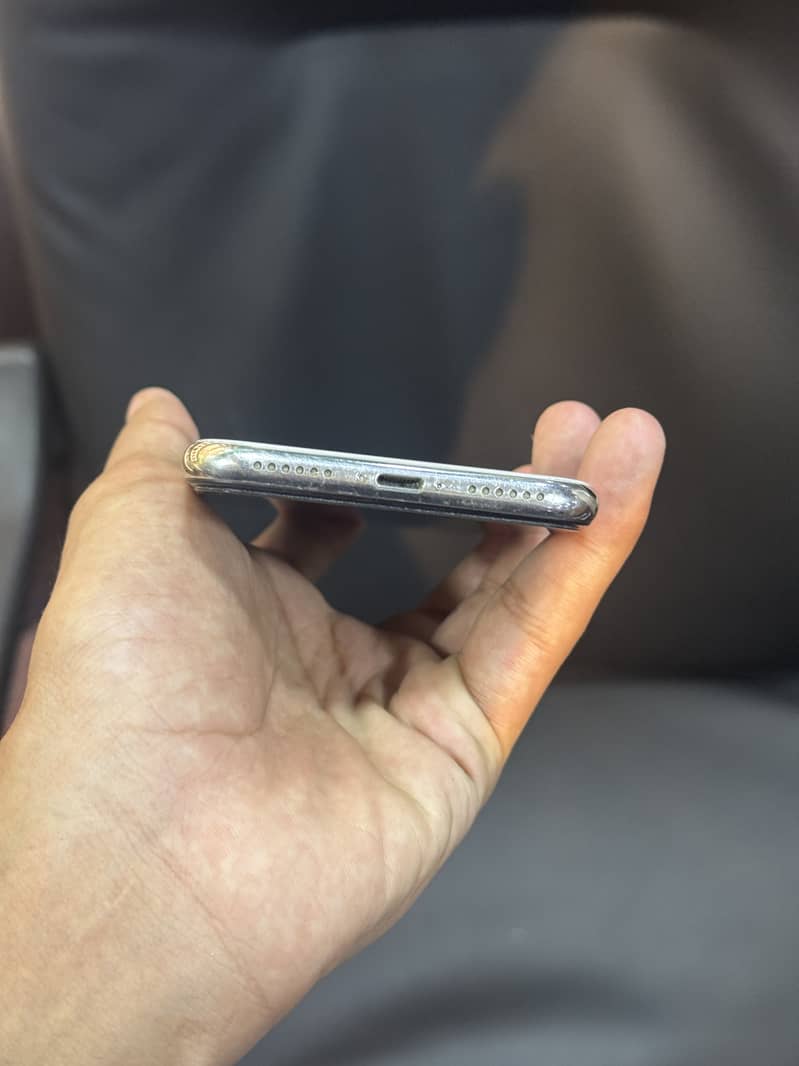 Apple iPhone X 4