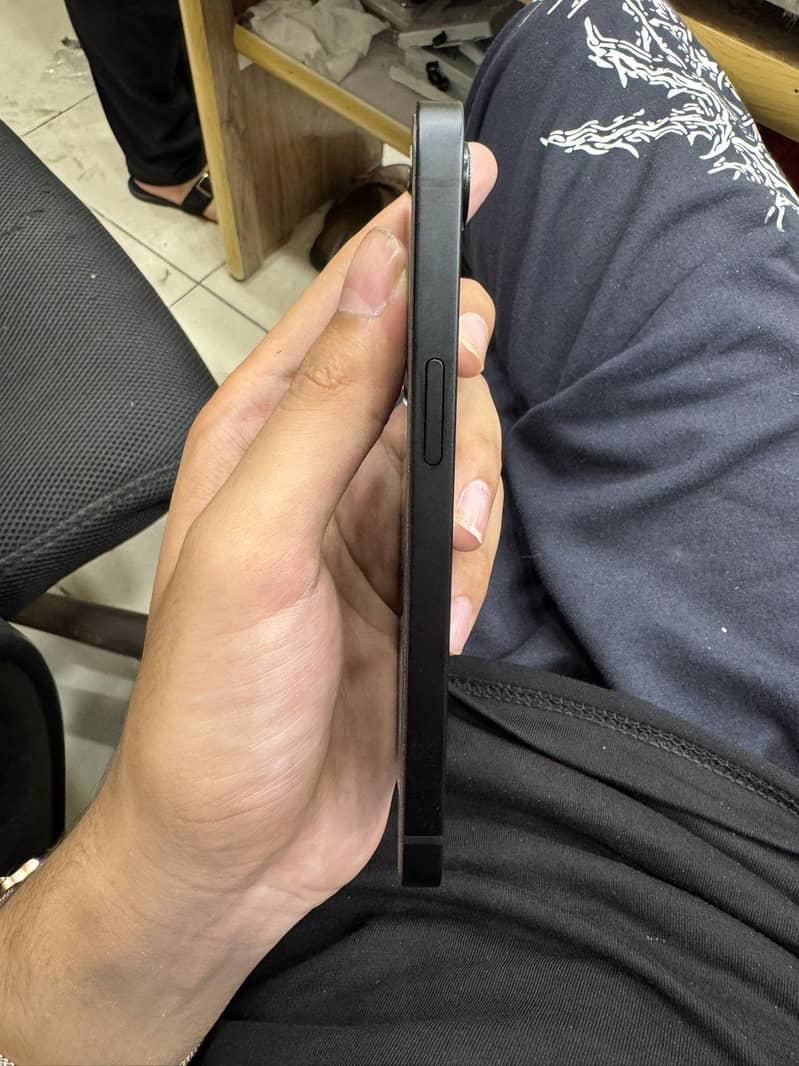 Apple iPhone 16e 1