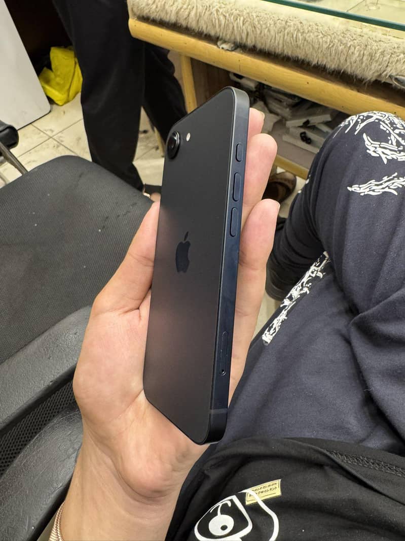 Apple iPhone 16e 2