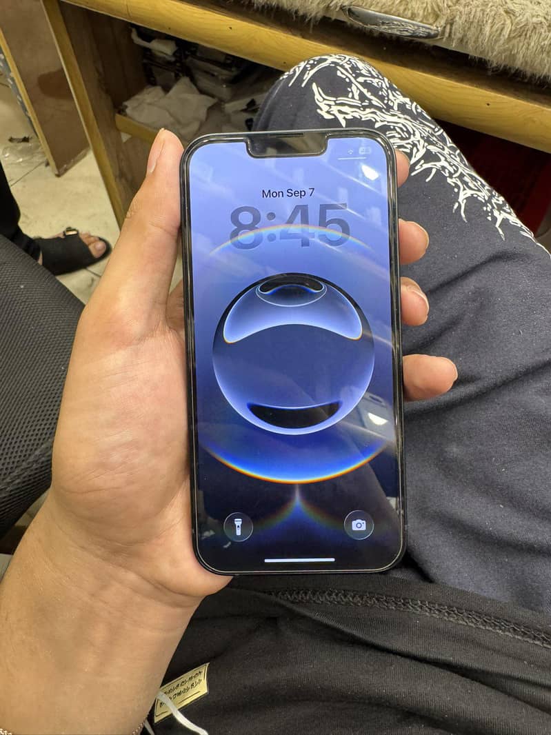 Apple iPhone 16e 4