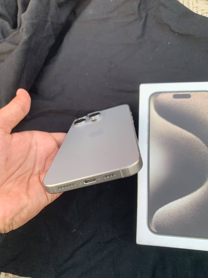 Apple iPhone 15 Pro Max 4