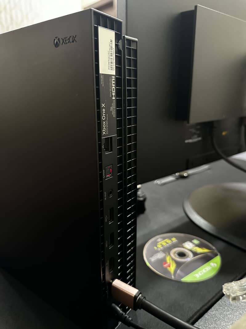Xbox one x 2 controllers 1