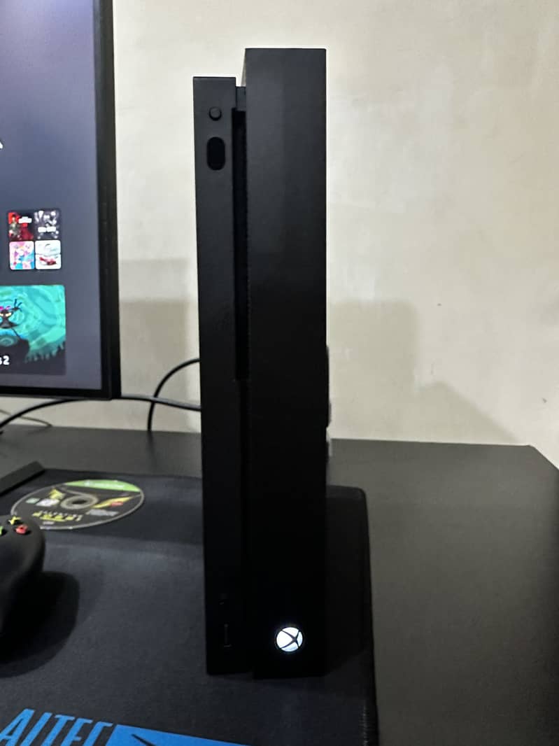 Xbox one x 2 controllers 3