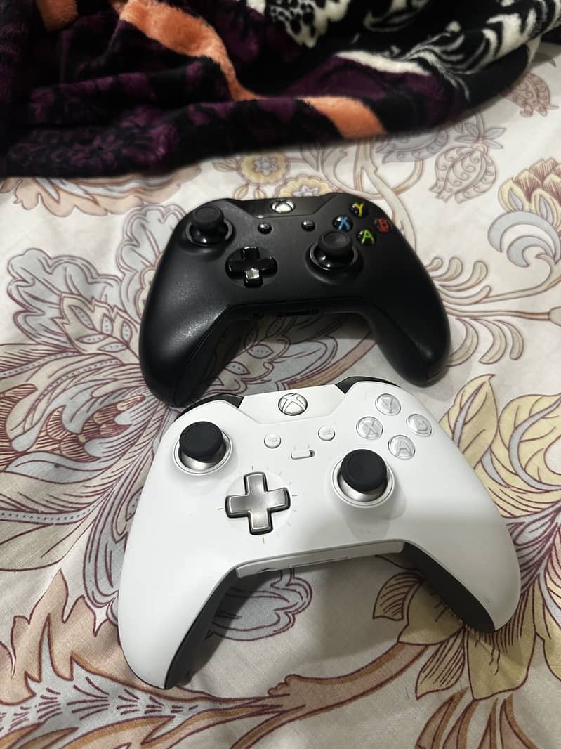 Xbox one x 2 controllers 4