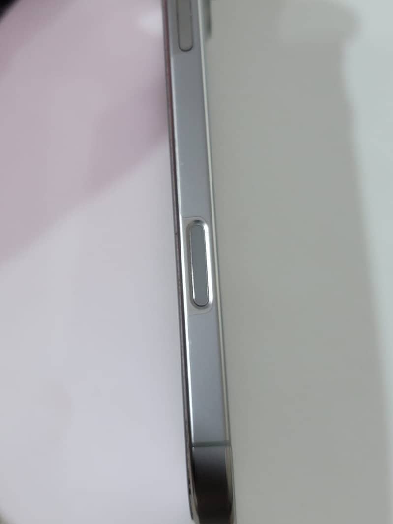 Apple iPhone 16 Pro Max 4
