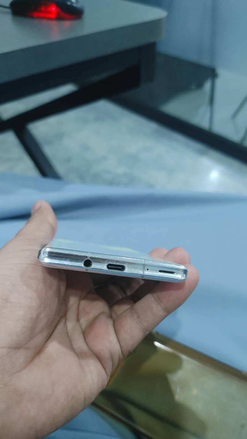 Sharp Aquos R5G 1