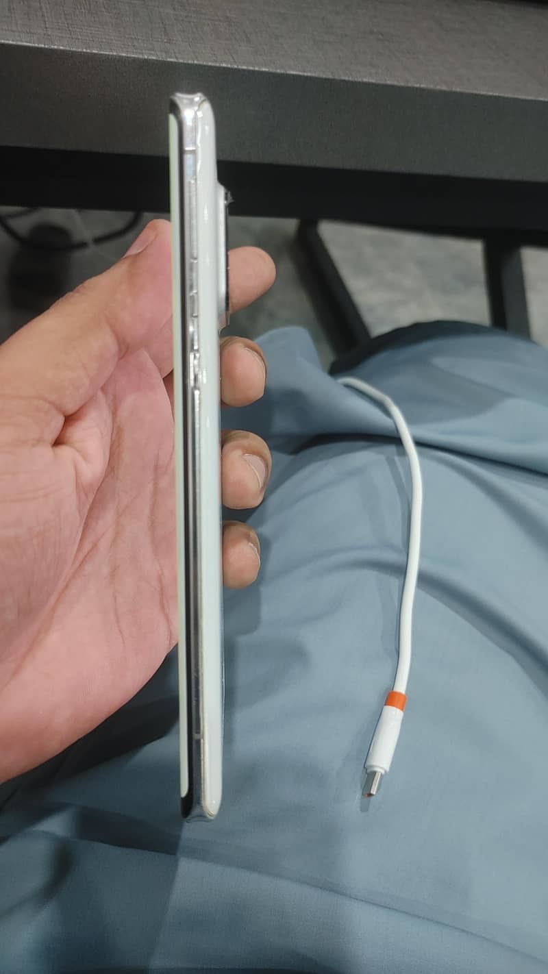 Sharp Aquos R5G 4