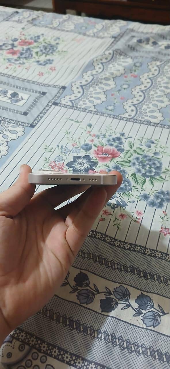 Apple iPhone 13 5