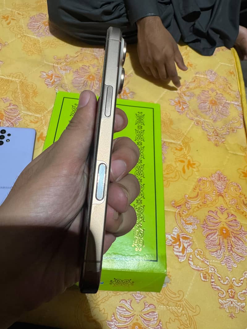 Apple iPhone 16 Pro 1