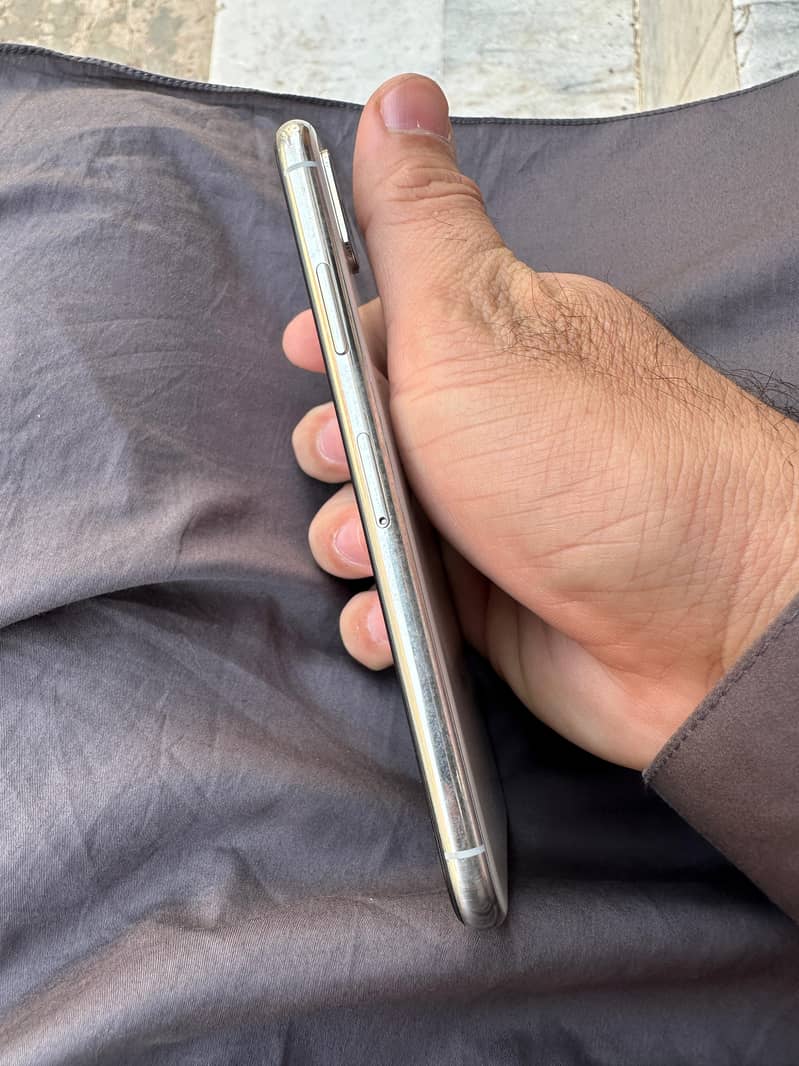 Apple iPhone X 4