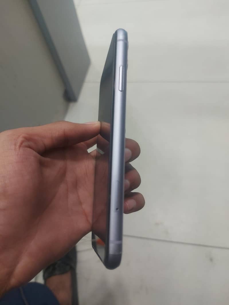 Apple iPhone 11 4