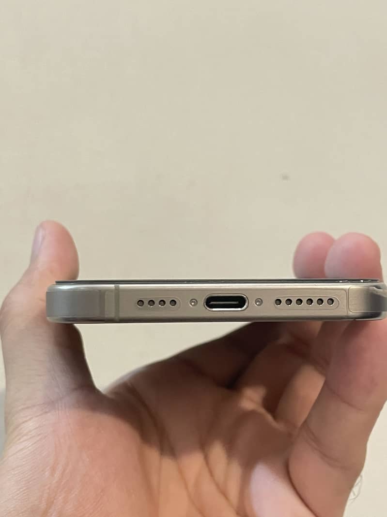 Apple iPhone 15 Pro Max 4