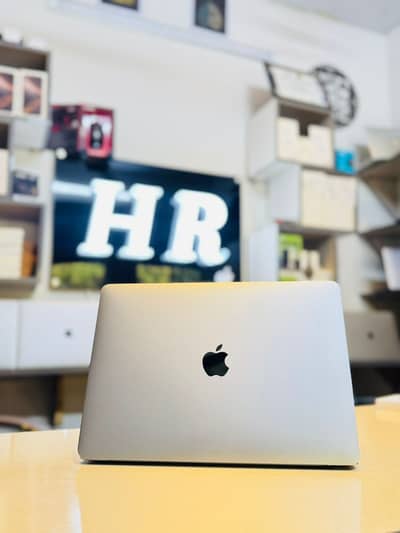MacBook Pro Retina 2017 Core i7 16GB/256GB Touch Bar Excellent Battery