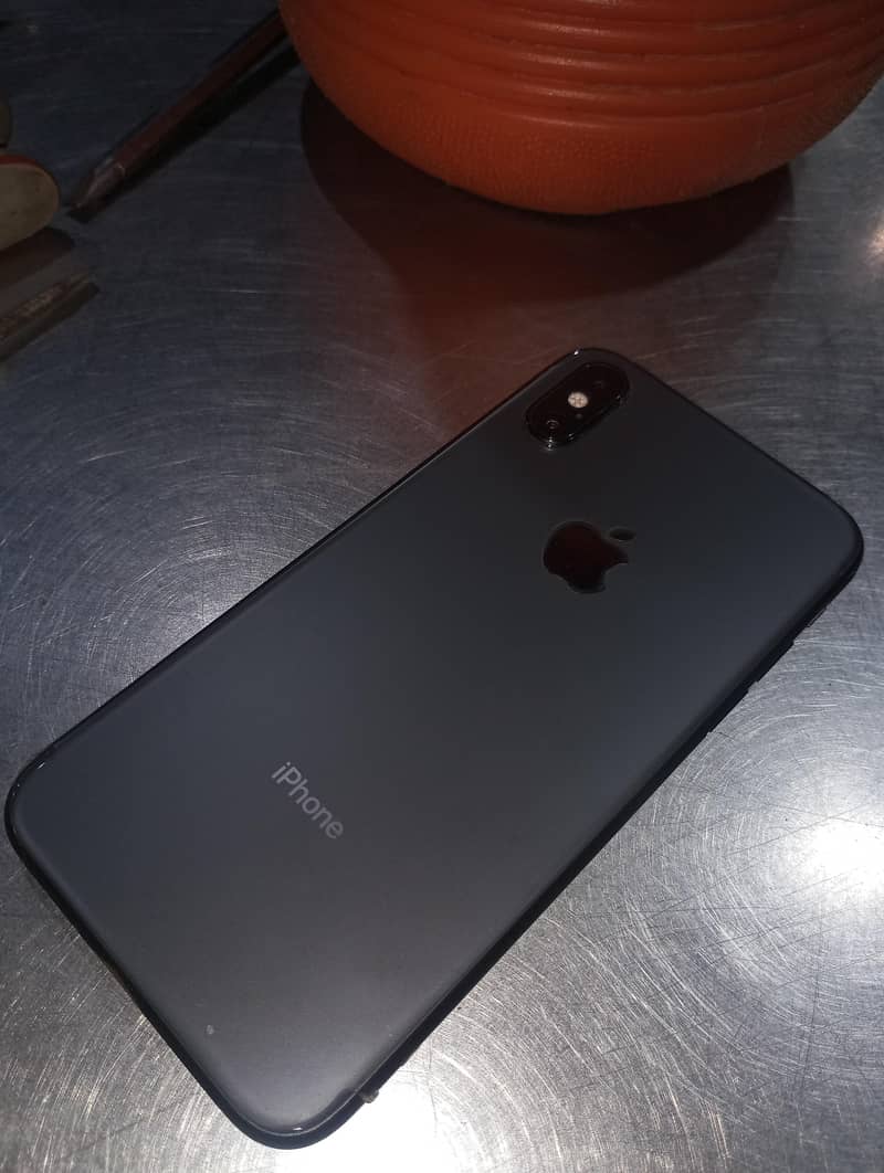 Apple iPhone Xs 1