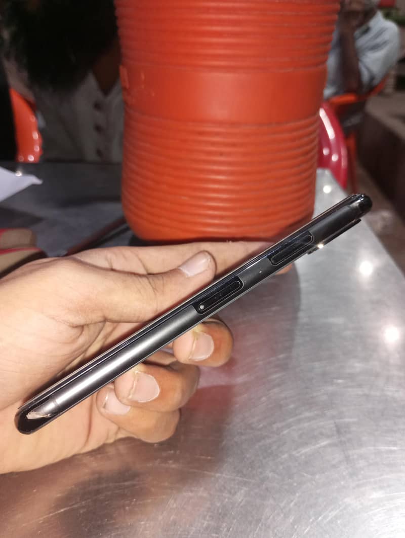 Apple iPhone Xs 2