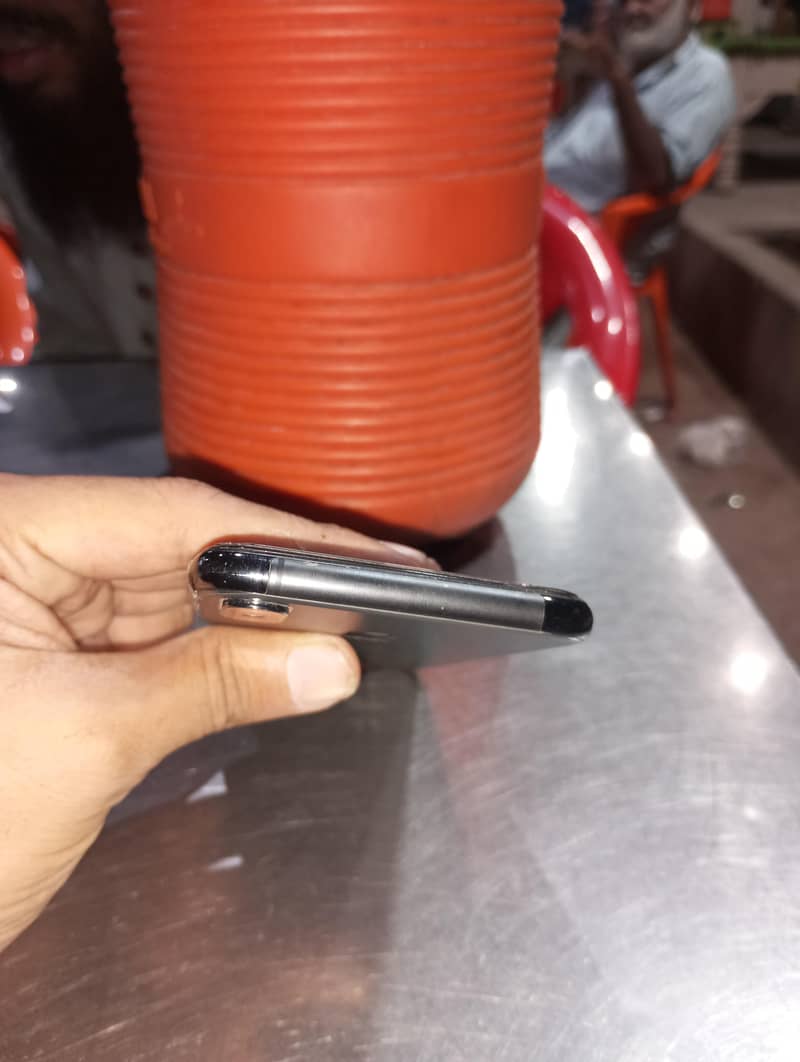 Apple iPhone Xs 3