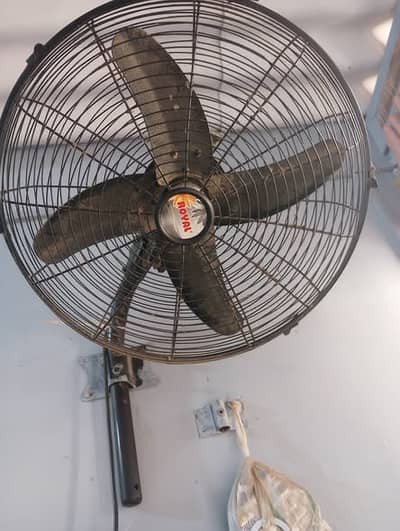ROYAL 24" HEAVY DUTY WALL FAN
