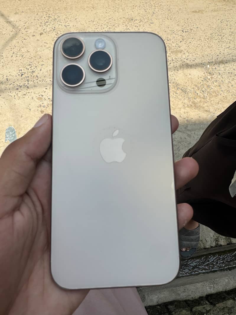 Apple iPhone 16 Pro Max 3