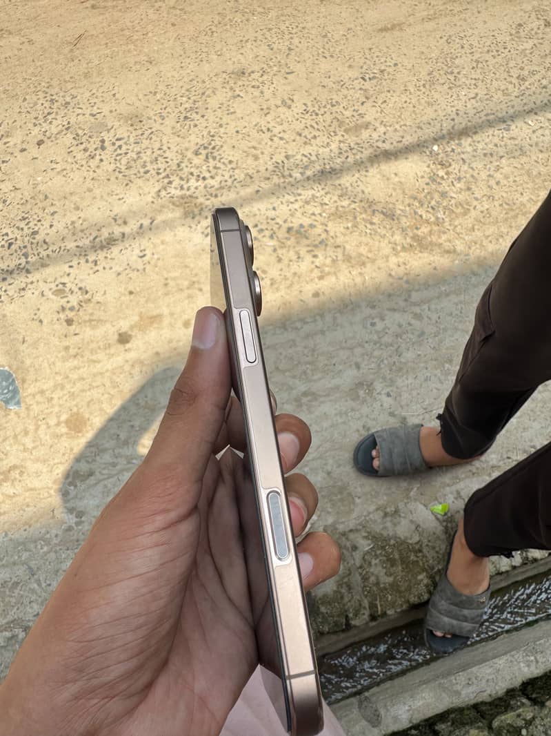 Apple iPhone 16 Pro Max 6