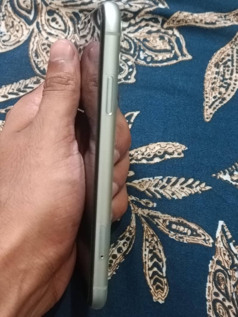 iPhone 11 3