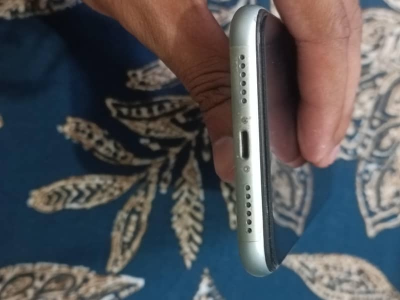 iPhone 11 4