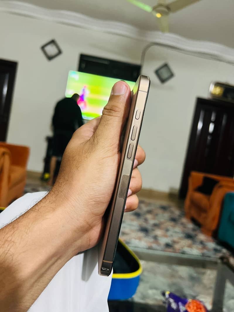 Apple iPhone 16 Pro Max 4
