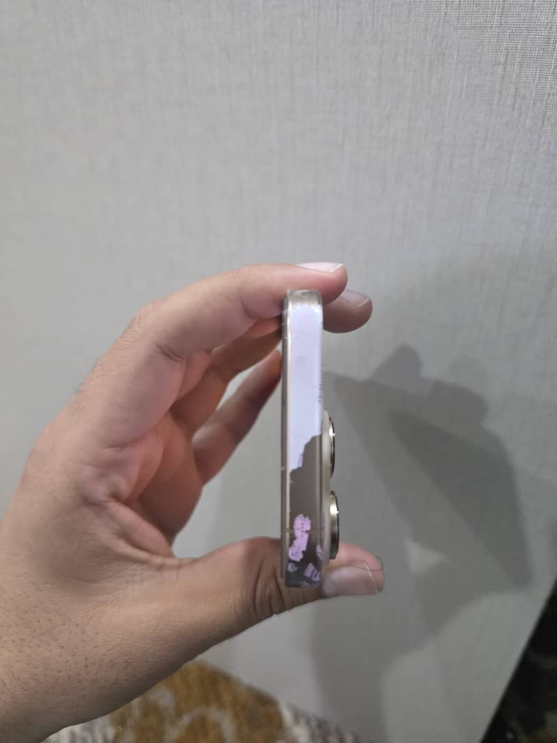 Apple iPhone 16 Pro 9