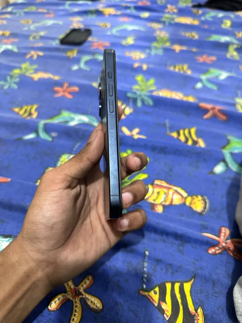 Apple iPhone 15 Pro 4