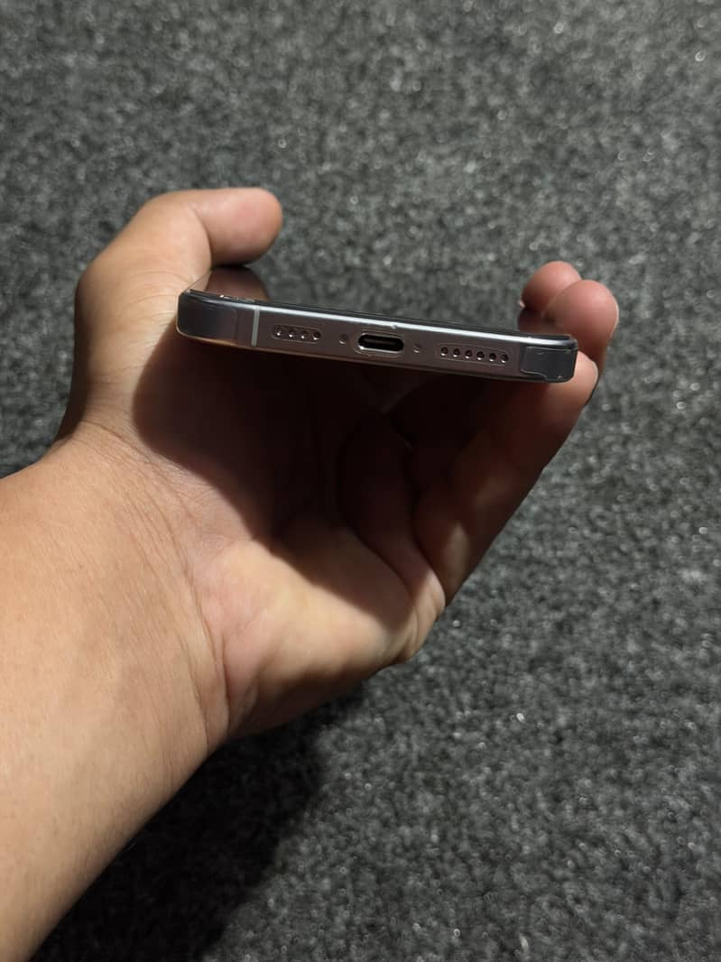 Apple iPhone 16 Pro Max 0