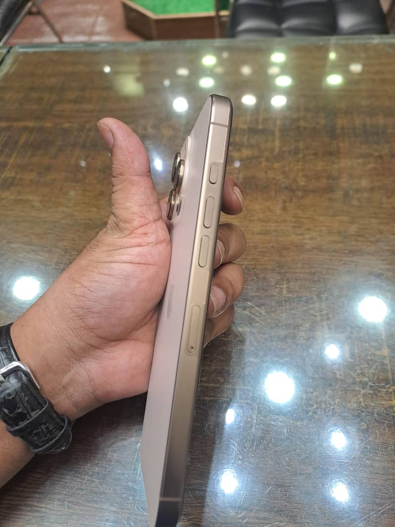 Apple iPhone 16 Pro Max 4