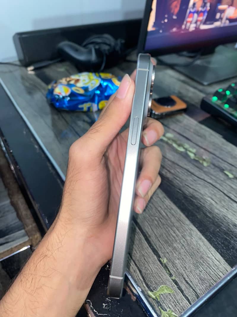 Apple iPhone 15 Pro Max 2