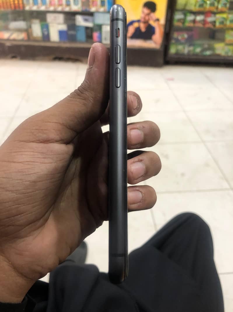 Apple iPhone 11 4