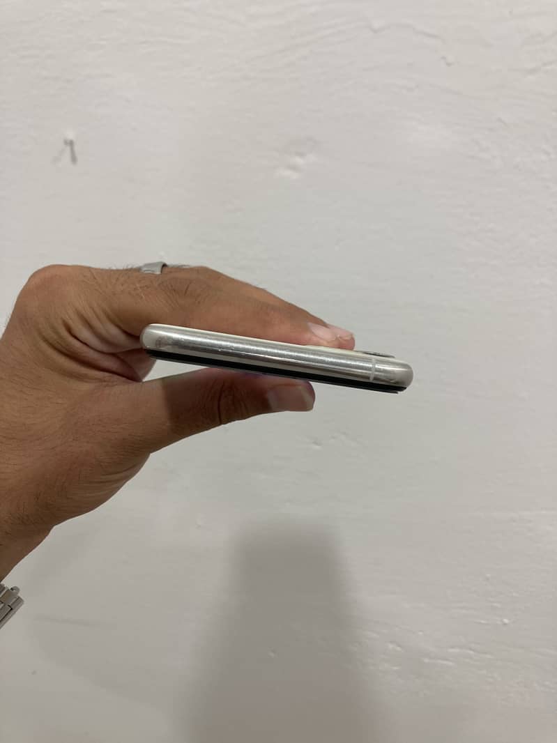 Apple iPhone 11 Pro Max 2