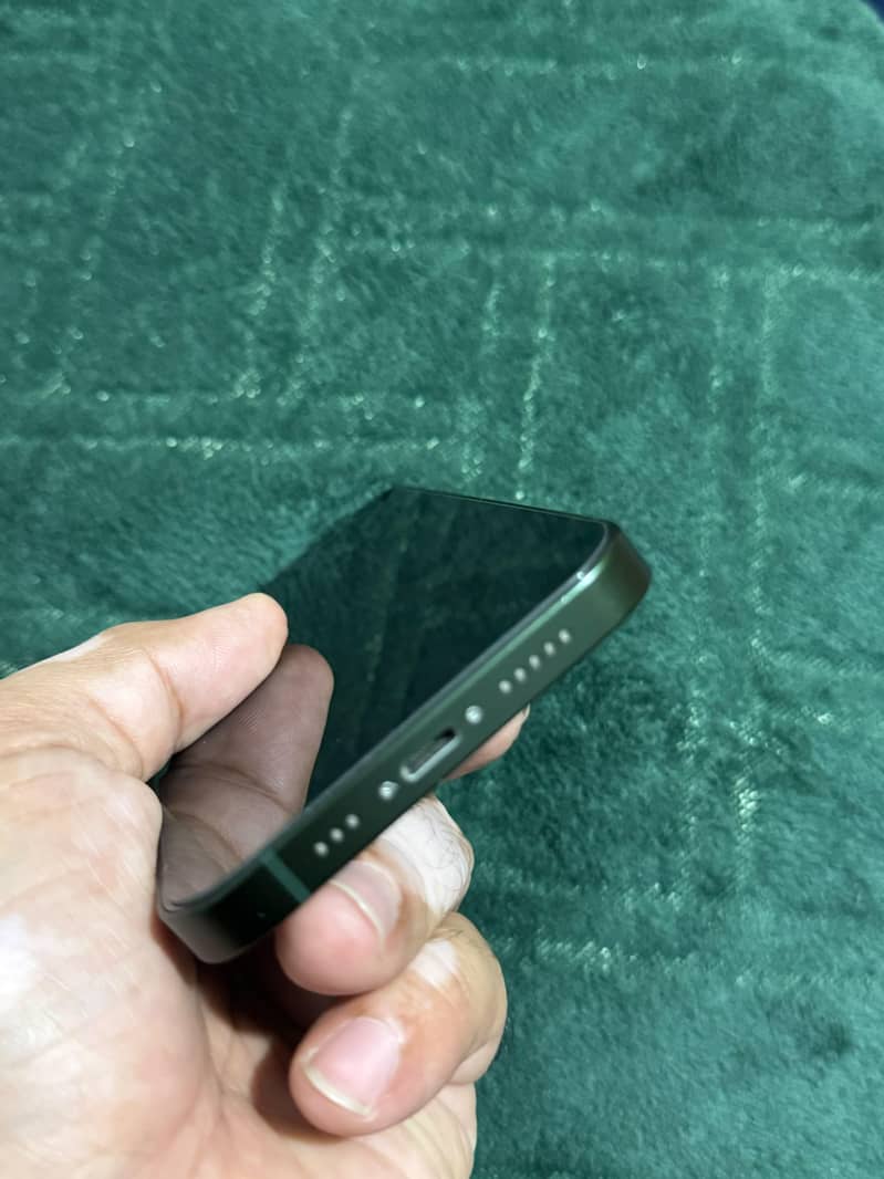 Apple iPhone 13 4