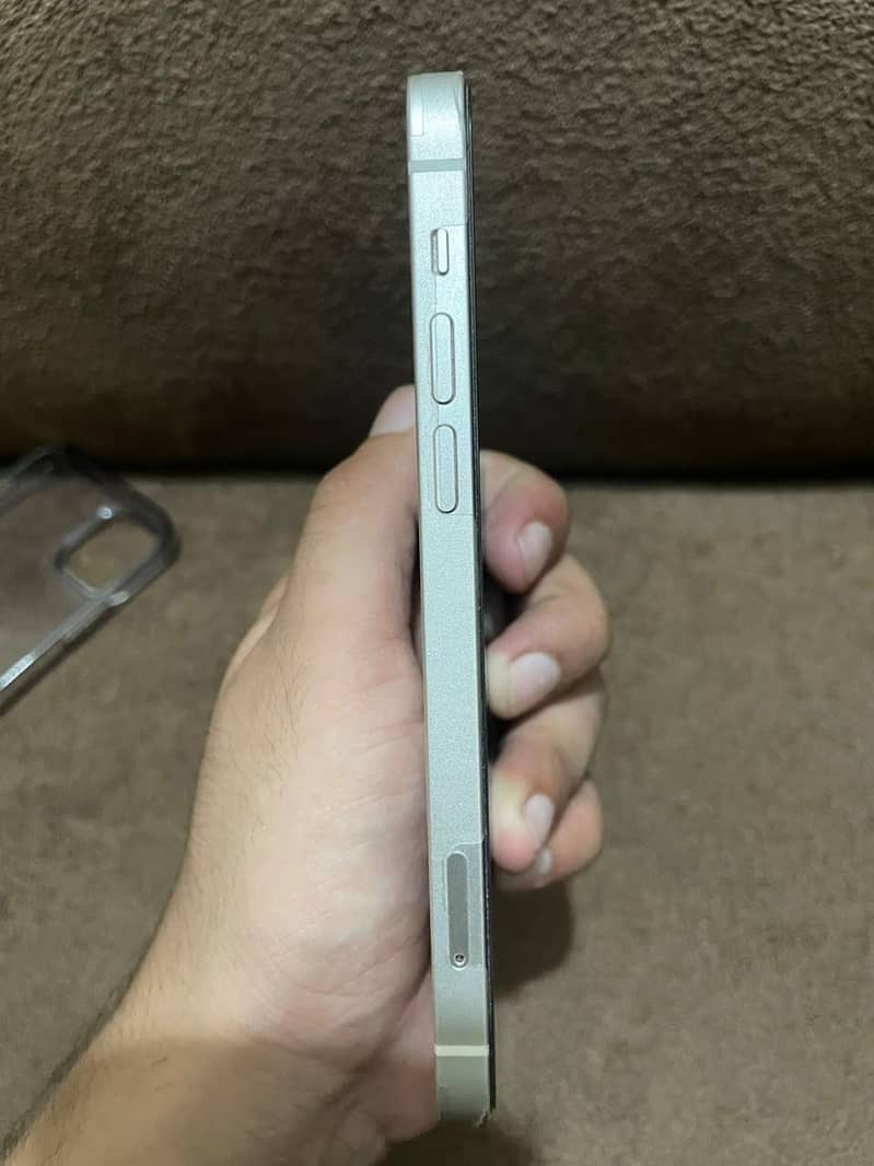 Apple iPhone 12 4