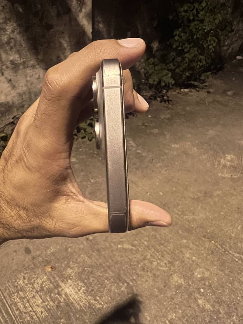 Apple iPhone 15 Pro Max 4