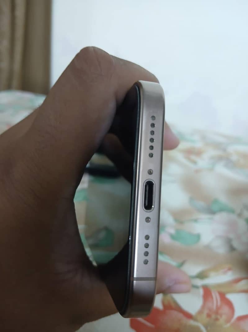 Apple iPhone 16 Pro Max 2
