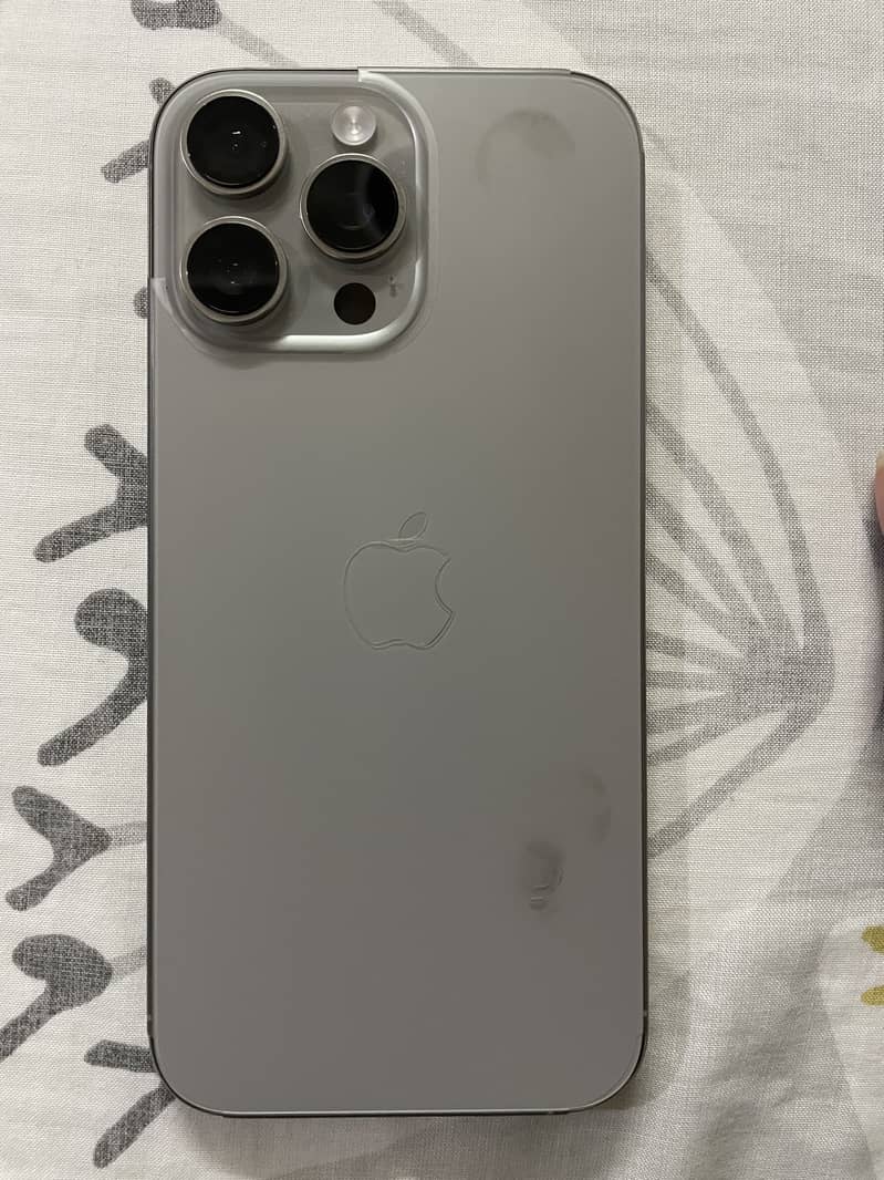 Apple iPhone 16 Pro Max 1