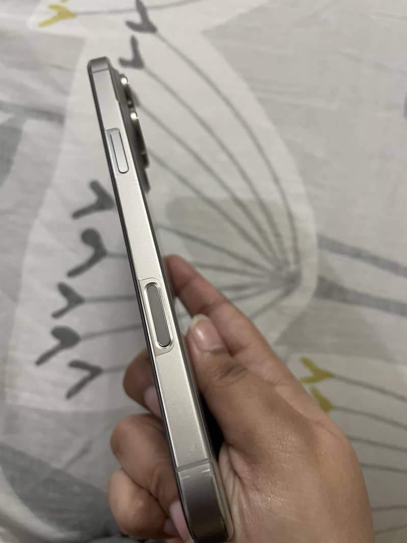 Apple iPhone 16 Pro Max 2