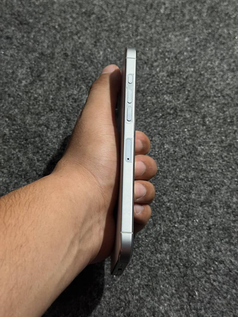 Apple iPhone 16 Pro Max 2