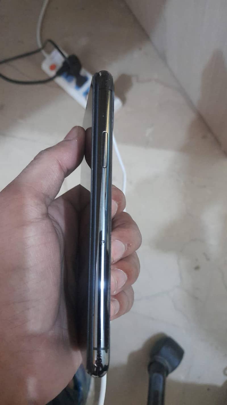 Apple iPhone 11 Pro 4