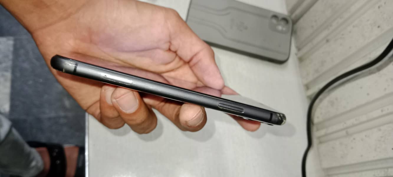 Apple iPhone 11 3