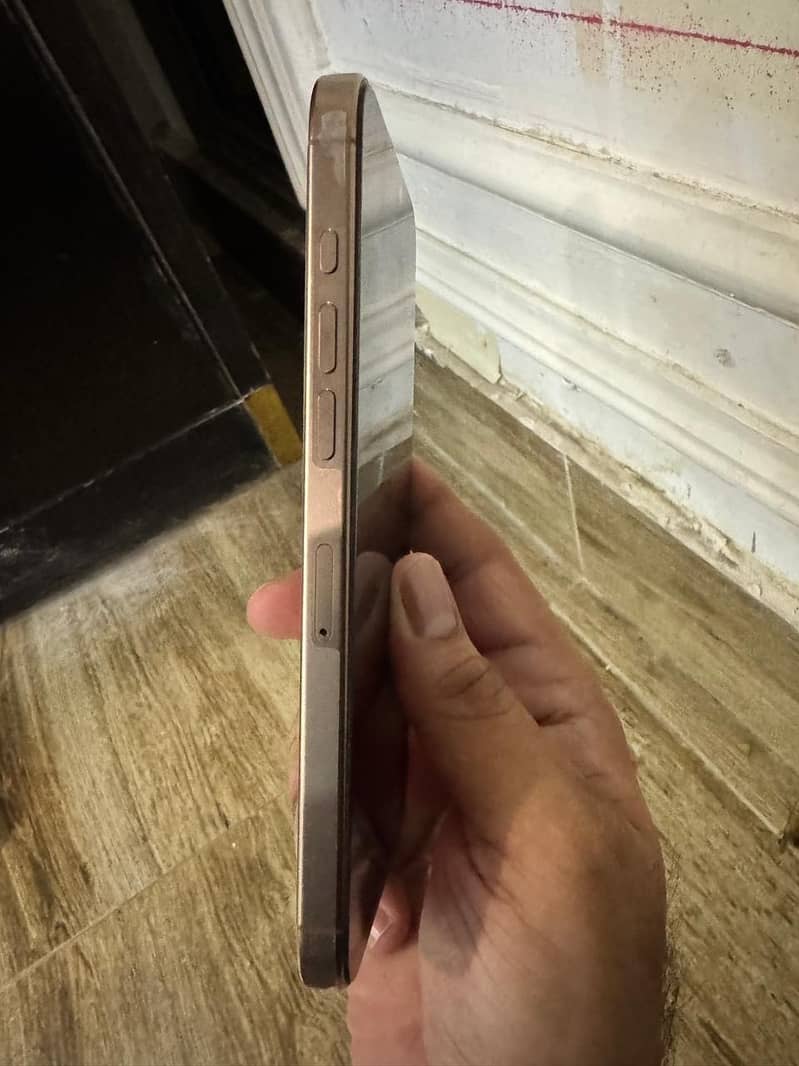 Apple iPhone 16 Pro Max 4