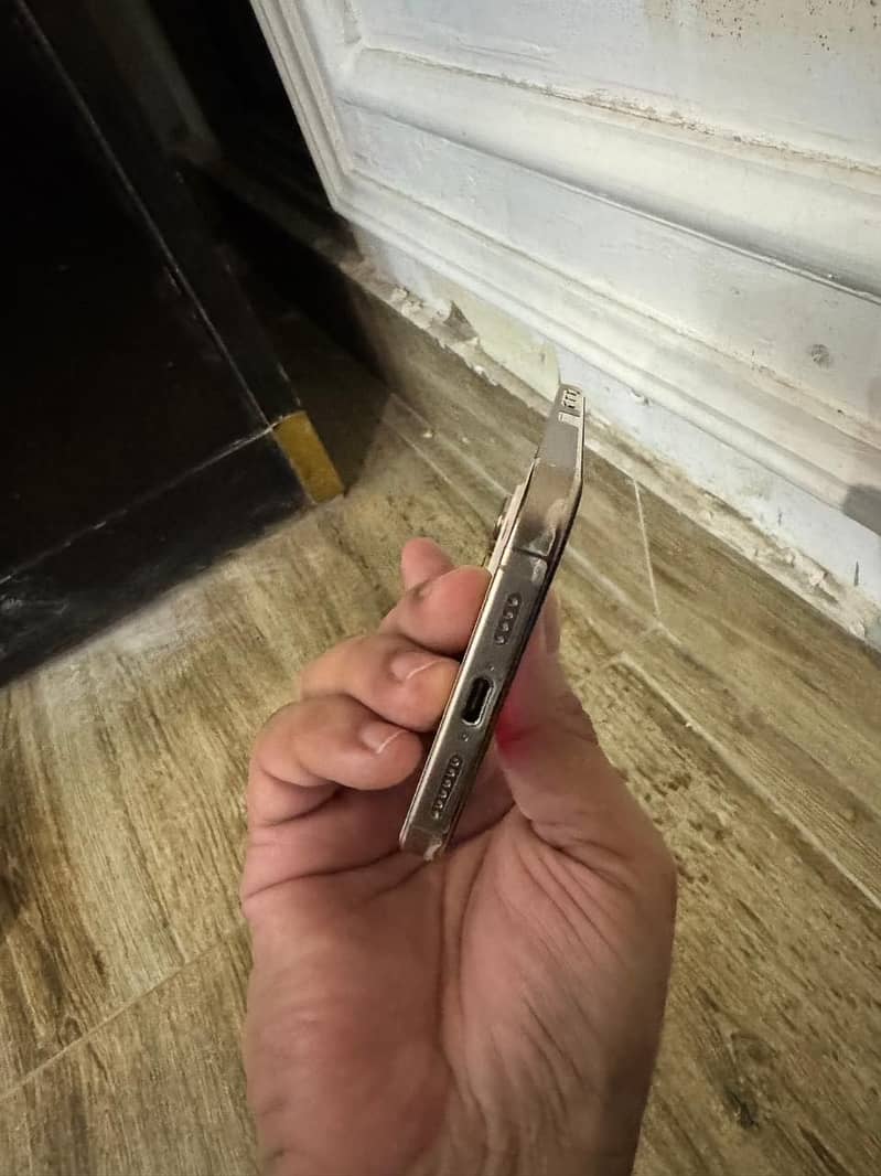 Apple iPhone 16 Pro Max 7