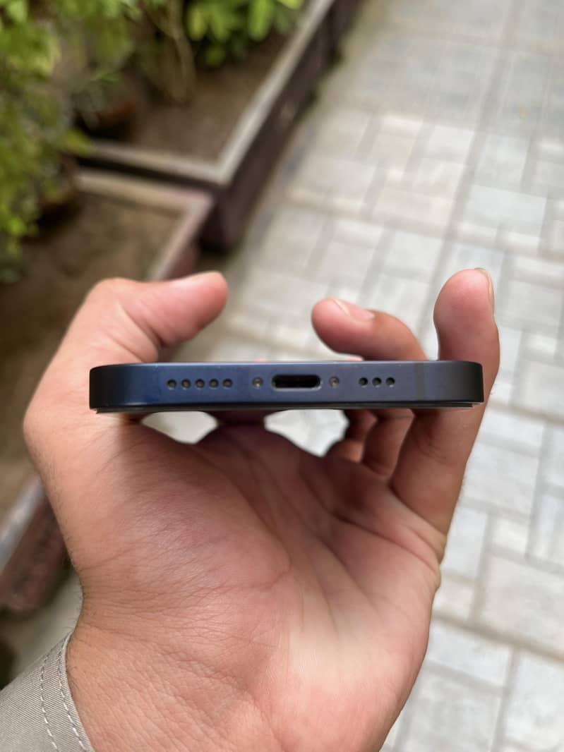Apple iPhone 12 4