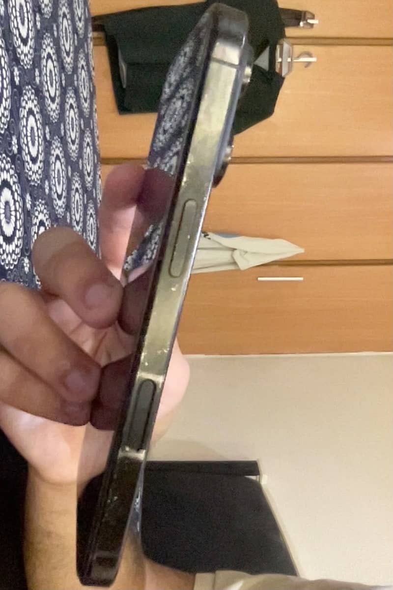 Apple iPhone 16 Pro 1