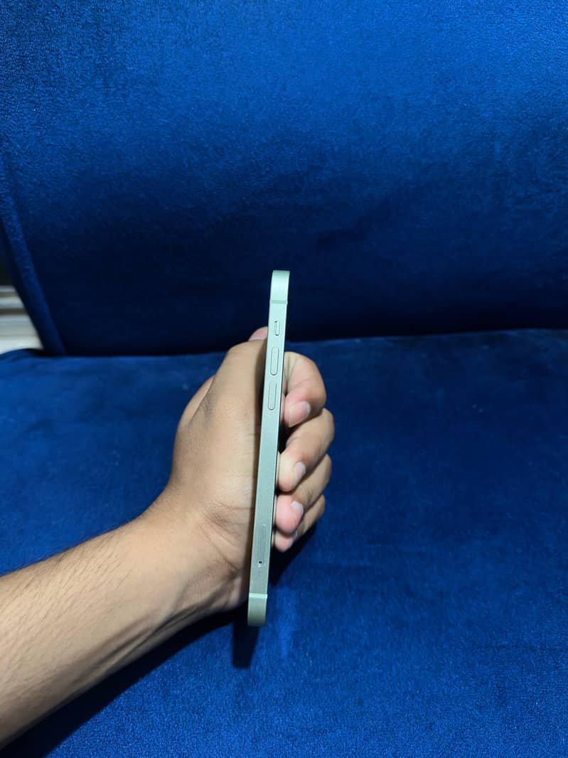 Apple iPhone 12 4