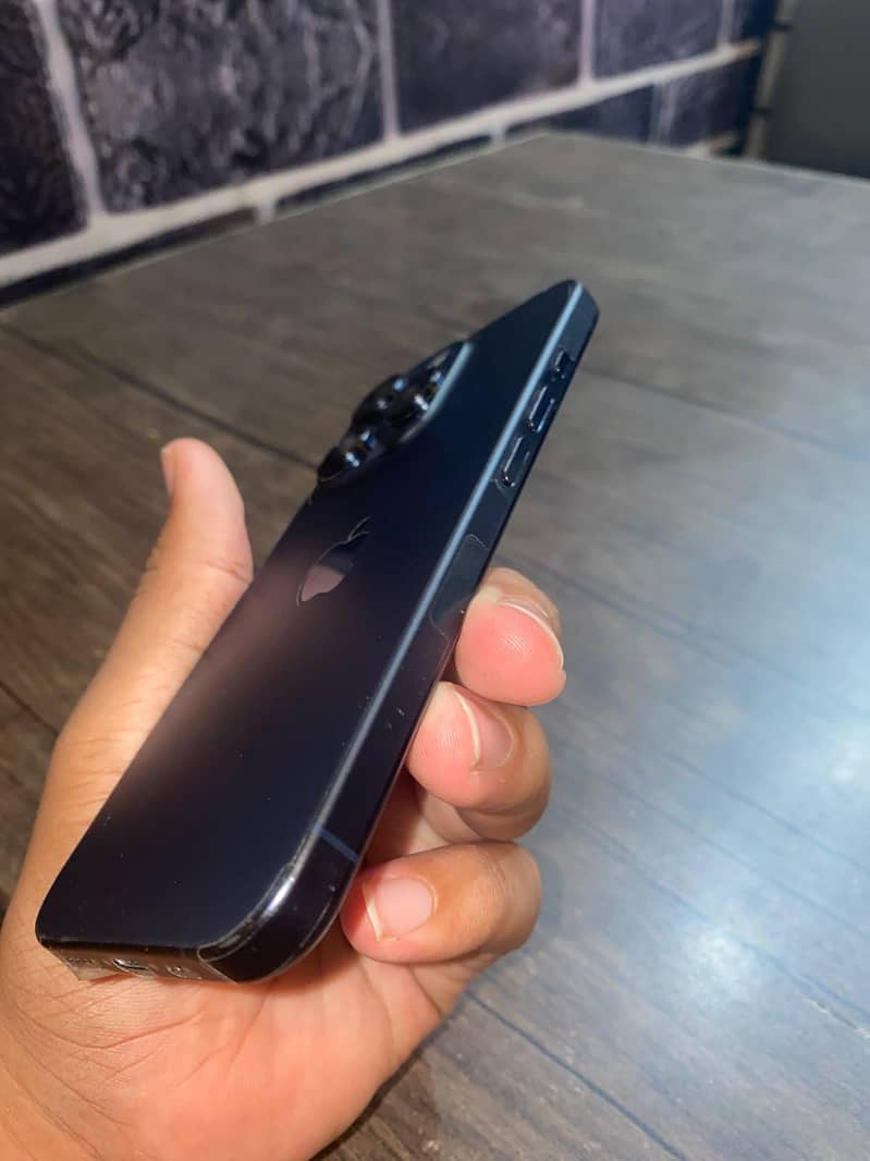 Apple iPhone 15 Pro 4
