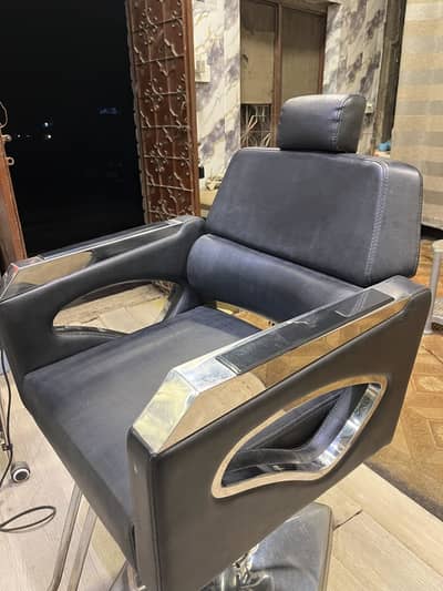 Professional Barber Salon Chair – Heavy Duty | Excellent Condition